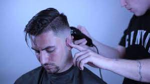 Siapa sangka, lumayan banyak yang kepikiran potong rambut sendiri selama social distancing. 17 Model Rambut Pria Yang Lagi Ngetren Dan Keren