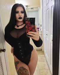 Can't talk right now, I'm doing hot Goth Girl shit 🖤 : rGothStyle