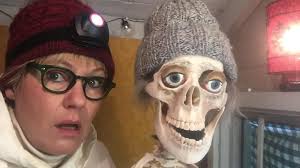 Sketchserien Undantagstillstånd tar avstamp i coronalägets absurditeter:  "Här sitter vi alla och väntar på ett vaccin!"