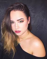 Tara Sayre's Instagram, Twitter & Facebook