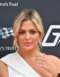 Danielle Sellers's Instagram, Twitter & Facebook