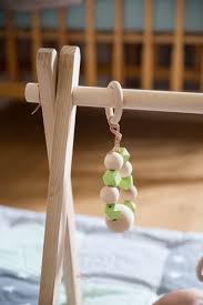 Einen spielbogen kannst du ganz leicht selber. Diy Holz Baby Gym Das Mundwerk Das Mundwerk