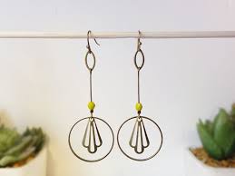 Fantine Boucles D Oreille Inspiration Art Deco En Laiton Couleur Bronze Perles De Verre A Facettes Boucles D Oreilles Art Deco Idees De Bijoux Boucles