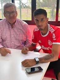 Avenida padre cacique, 891 : Dornelles Assessoria Esportiva Lateral Esquerdo Leonardo Borges Campeao Da Copa Sao Paulo De Futebol Junior Renova Seu Vinculo Junto Ao Internacional Por Mais Tres Temporadas O Contrato Foi Assinado Nesta Terca Feira 10 03