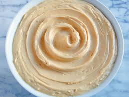 крем для торта с вареной сгущенкой и взбитыми сливками Prostejshij Krem Kotoryj Gotovitsya Na Raz Dva A Vkus U Nego Neveroyatno Bogatyj Karamelnyj Otlichno Podojdet Dlya Kapkejkov Deserty Delat Tort Vkusnye Torty