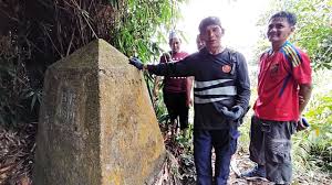 Uniknta masjid ini kerana senibinanya seperti sebuah stadium. Hutan Dara Bukit Gapis Puncak Tertinggi Di Melaka