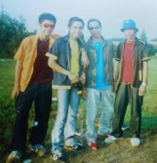 Menerusi muzik video tersebut, turut ditampilkan isteri allahyarham, h.m. H M Rose Zaitul Suriani Wati Maarof Achik Spin Telah Selamat Dikebumikan Aku Seorang Blogger Wanita Rose Zaitul Suriani Wati Maarof Pada Nov 2005 Saturday