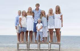 Best Colors To Wear For Beach Photos For Family Portraits Family Beach Pictures Outfits Family Picture Outfits Family Photo Outfits