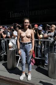 おっぱいまる出しでノーモア・ウォー！！若いおねーちゃんが裸で抗議するトップレスデモｗｗｗ | エロ画像CLUB