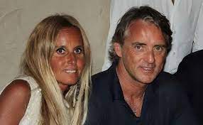 Con mancini il matrimonio è durato venticinque anni, dal 1990 al 2015. Mancini Divorzia Dalla Moglie Tutto E Cominciato Da Un Trauma Insanabile L Unione Sarda It