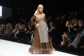 Zaskia itu salah satu desainer muslim modern yang paling apa ya, berpengaruh di indonesia, benar tahu, kata ussy. Model Busana Muslim Zaskia Sungkar Hijabfest