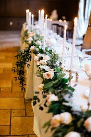 So Eine Rosengirlande Wurde Den Hochzeitstisch Im Salon Stephanie Grossartig In Szene Setzen Www Head Table Wedding Bridal Table Flowers Wedding Table Garland