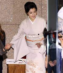 藤原紀香さん梨園デビューのお着物画像と小林麻央さんの梨園デビュー画像 |