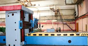 작업자가 NC 컨트롤러를 통해 절단 치수와 칼날 간격을 세팅하고, 유압 클램프가 철판을 꽉 잡은 상태에서 절단하는 모습