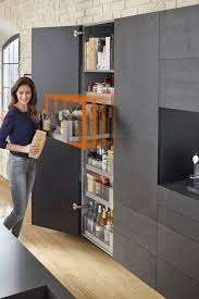 Vorratsschrank 2 0 Space Tower Von Blum So Praktisch Kann Dein Neuer Vorratsschrank Sein Kuchenfinder Dunkle Kuche Dunkle Kuchen Kuchentrends