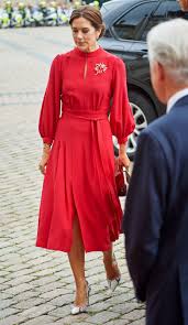 Der Prinzessinnen Look Passt Fur Jede Hochzeit Mit Brosche Ein Erste Hilfe Paket Fur Hochzeitsgaste Mit 9 Der W Denmark Fashion Royal Fashion Trendy Dresses