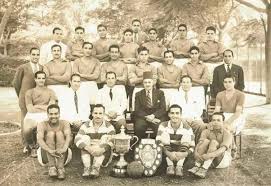 فريق النادي الأهلي مع درع الدوري والكأس موسم 1948 1949 ويتوسط الصورة أحمد عبود باشا بالطربوش وبجواره الكابتن مختار ا Egyptian History Old Egypt History