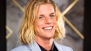 It was a variation of the apprentice series, hosted by then real estate developer (later president of the united states) donald trump from 2008 to 2015. Rnupah53s Jbnm