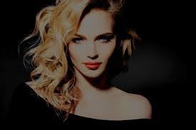 Julie Auer's Instagram, Twitter & Facebook