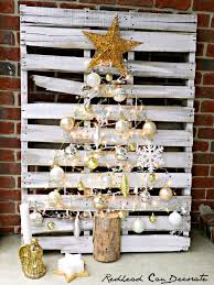 13 Cool Diy Recycled Pallet Christmas Trees Shelterness