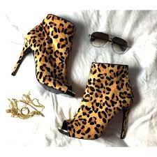fri yay friday weekend gold leo marcjacobs stevemadden jewelry sunglasses peeptoes leopattern shoes love follow fashion fashionblog