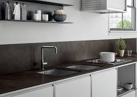 Schwarzweisse Kuche Mit Keramik Arbeitsplatte Und Spritzschutz Kitchen Design Styles Kitchen Visualizer White Modern Kitchen