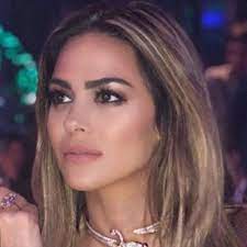 > وقعت الفنانة اللبنانية كارلا شمعون ألبومها الأول «أجمل شي» ويتضمن 7 أغنيات كتبها لها صاحب الشركة المنتجة للعمل «وان سيكستين» لوسيان سلوم. Carla Dibello Carladibello Twitter