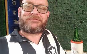 Comentarista sobre John Textor: 'Está adaptado ao futebol brasileiro. Já  demitiu técnico do Botafogo'