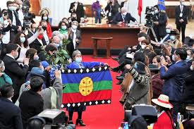 Si queremos que la nación mapuche siga existiendo tiene que ejercer su autonomía, porque la convención también es un ejercicio de justicia. Marichiweu Elisa Loncon Mujer Mapuche Y Doctora En Humanidades Es Elegida Presidenta De La Primera Convencion Constitucional En La Historia De Chile Diario El Pulso Desde O Higgins Para Chile Y El