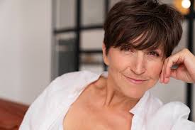 Donna ricca di vista frontale che posa all'interno