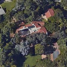 In the '90s, jeff bezos rented a house in the seattle suburbs where he would launch an online bookstore from his garage. Jeff Bezos Home Virtual Globetrotting