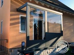 Ein Einladender Hauseingang Der Nicht Nur Vor Regen Und Hagel Schutzt Sondern Durch Drei Perfekt Passende Plexiglas Seiten Hausturvordach Vordach Hauseingang