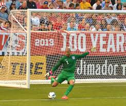 Dalam aturan sepak bola, lemparan kedalam tidak boleh dipergunakan sebagai tendangan kaki ataupun sundulan kepala melainkan lemparan bola adalah metode tendangan yang dilakukan dari area dalam penalti pada permainan resmi sepak bola yang disebabkan kontak bola terakhir pada. 3 Jenis Tendangan Dalam Sepak Bola