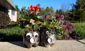 Here are seven great crafts, perfect for seniors suffering from dementia: Soda Bottle Planters Activities For Dementia Patients