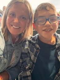 This is my daughter and her favourite singer 🎶 She finally saw him live  but the light was terrible... I would be very grateful if it could be fixed  🫶🏻