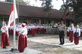 Pengibaran bendara sang saka merah putih oleh petugas upacara 9. Manfaat Mengikuti Upacara Bendera Bagi Siswa Siedoo