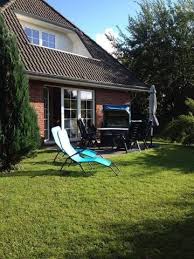 Pro leider ist die wohnung sehr laut und sie hat keinen balkon. Schone Erdgeschoss Wohnung Mit Eigenem Eingezauntem Garten Strandnah