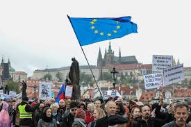 Robin suchánek, jenž je součástí užšího vedení spolku milion chvilek pro demokracii, naletěl vtipálkovi. Ministri Se Nemeni Na Namestich Vzkazuje Babis Demonstrantum Proti Benesove Aktualne Cz