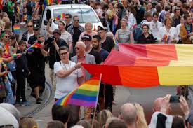 Byrådsleder raymond johansen og leder i arbeiderpartiet jonas gahr støre i paraden. Bistands Norge Og Politikere Feiret Pride I Oslo