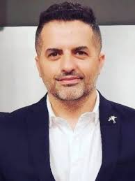 El conductor de los ángeles de la mañana (el trece), ángel de brito, hizo un chiste en twitter con una foto de mariano martínez que generó su bronca.tras la inesperada respuesta del actor, el conductor le pidió disculpas con cierta ironía: Angel De Brito Height Weight Size Body Measurements Biography Wiki Age