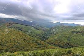 Zo stond er van 1949 tot en met 1955 en rode ster in het van de vlag en tijdens de hongaarse opstand werd de ster uit de vlag geknipt en werd de hongaarse vlag gebruikt met een gat erin. Hongaarse Landschap Met Bergen En Bossen Hongarije Szarvask Royalty Vrije Foto Plaatjes Beelden En Stock Fotografie Image 22614115