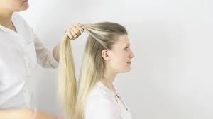 Diese frisuren zaubern mehr aus deiner schulterlangen mähne. Half Bun Wie Stylt Man Den Perfekten Halben Dutt Elle