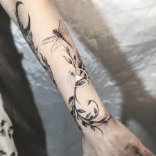 Tatouage aquarelle de fleur abstraite sur bras de femme. Vic Torr On Instagram Quot Delimiting The Skin Expressions Draw On A Tatouage Cou Tatouage Tatouage Feuillage