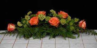 Hasil Gambar Untuk What Container Is Used In A Traditional Horizontal Floral Design Home Floral Arrangements Floral Arrangements Spring Flower Arrangements