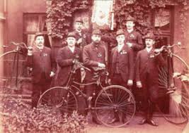 Obwohl es einige fragliche beweise für die existenz von fahrrädern vor 1800 gibt, ist es eine weithin anerkannte tatsache, dass das erste fahrrad im jahr 1817 von einem herrn namens baron karl von drais in deutschland erfunden wurde. Das Fahrrad In Hamburg Geschichtsbuch Hamburg