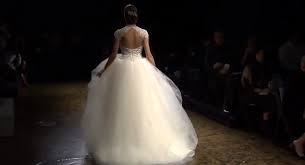 Und so fantastisch einfach geht das. Die Neuen Brautkleider Spring 2014 Runway Shows Lazaro Hochzeitsblog I Brautsalat