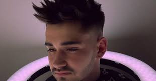 E un carré morbido che poggia sulle spalle Pache Barber Shop