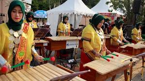 Konon, alat musik kacaping ini pertama kali ditemukan oleh seorang pelaut bugis. Kolintang Alat Musik Unik Dari Minahasa Di Sulawesi Utara
