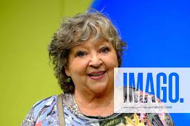 Angelika Mann spielt eine Hausfrau in Himmlische Zeiten