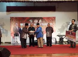 Serahan bantuan khas covid19 lzs kepada institut pengajian tinggi, politeknik shah alam. Lembaga Zakat Selangor Mais Halaman 17